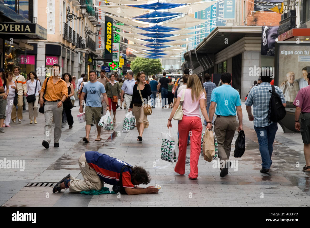 Mann betteln in Calle de Preciados Madrid Spanien Sol Gebiet Stockfoto