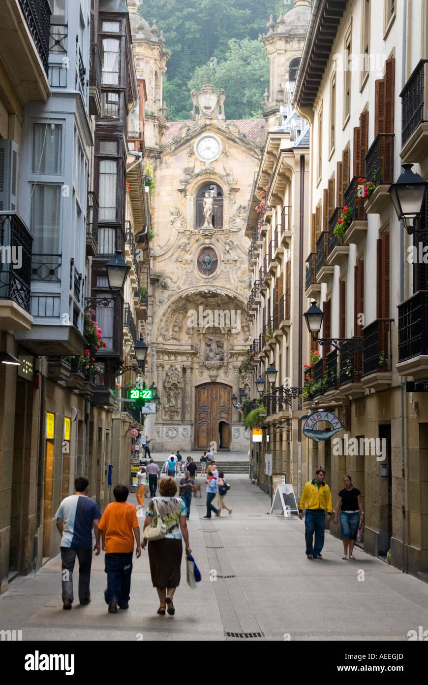Schmale Straße und Kirche von Santa Maria in La Parte Vieja, San Sebastian, Spanien Stockfoto