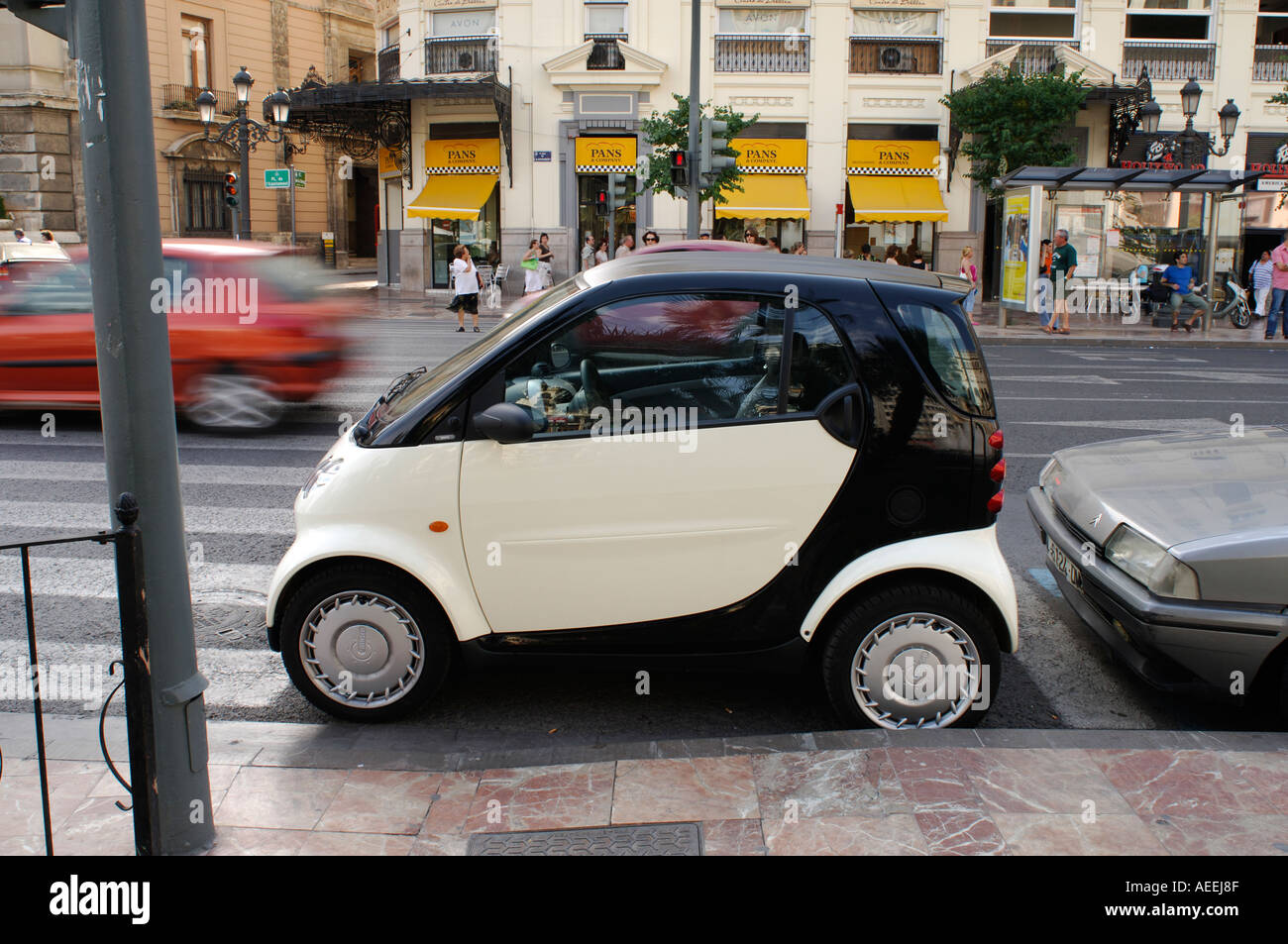 Ein Smart Auto geparkt in einen kleinen Parkplatz Plaza del Ayuntamiento Valencia, Spanien Stockfoto