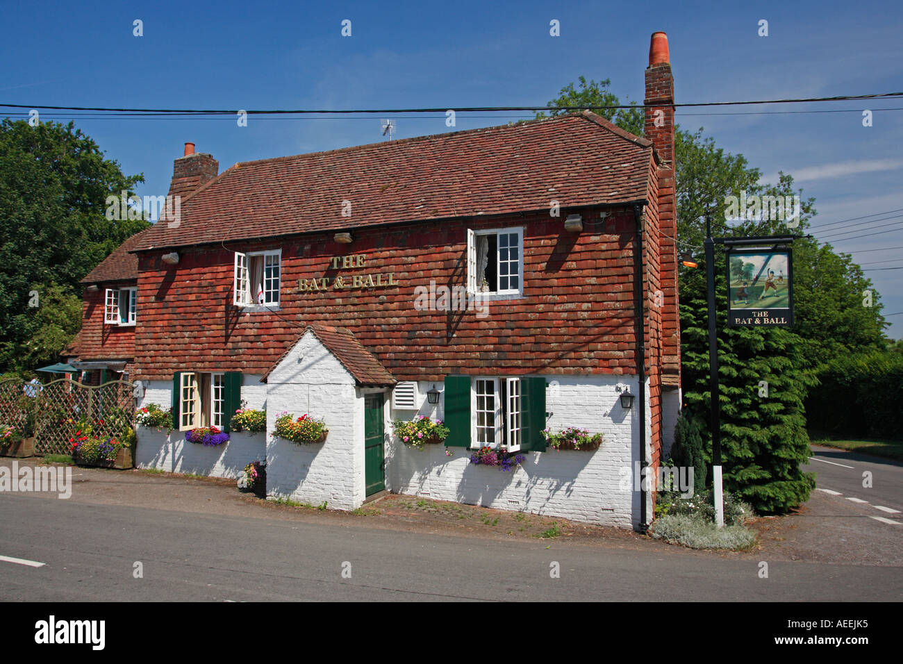 Die Schläger und Ball Wirtshaus Oswlebury gegenüber der Hambledon Cricket Club Boden die Heimat des cricket Stockfoto