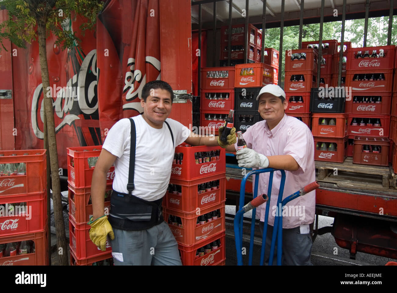 Hispanic Coca Cola Lieferung Männer posieren für ein Foto, Madrid, Spanien Stockfoto