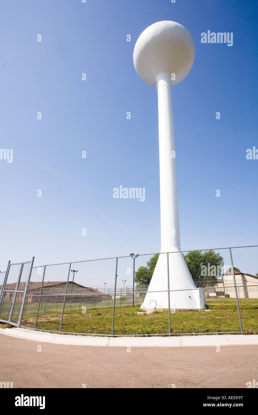 Wasserturm und Umzäunung an der Nebraska Correctional Center für Frauen in York Nebraska USA Stockfoto