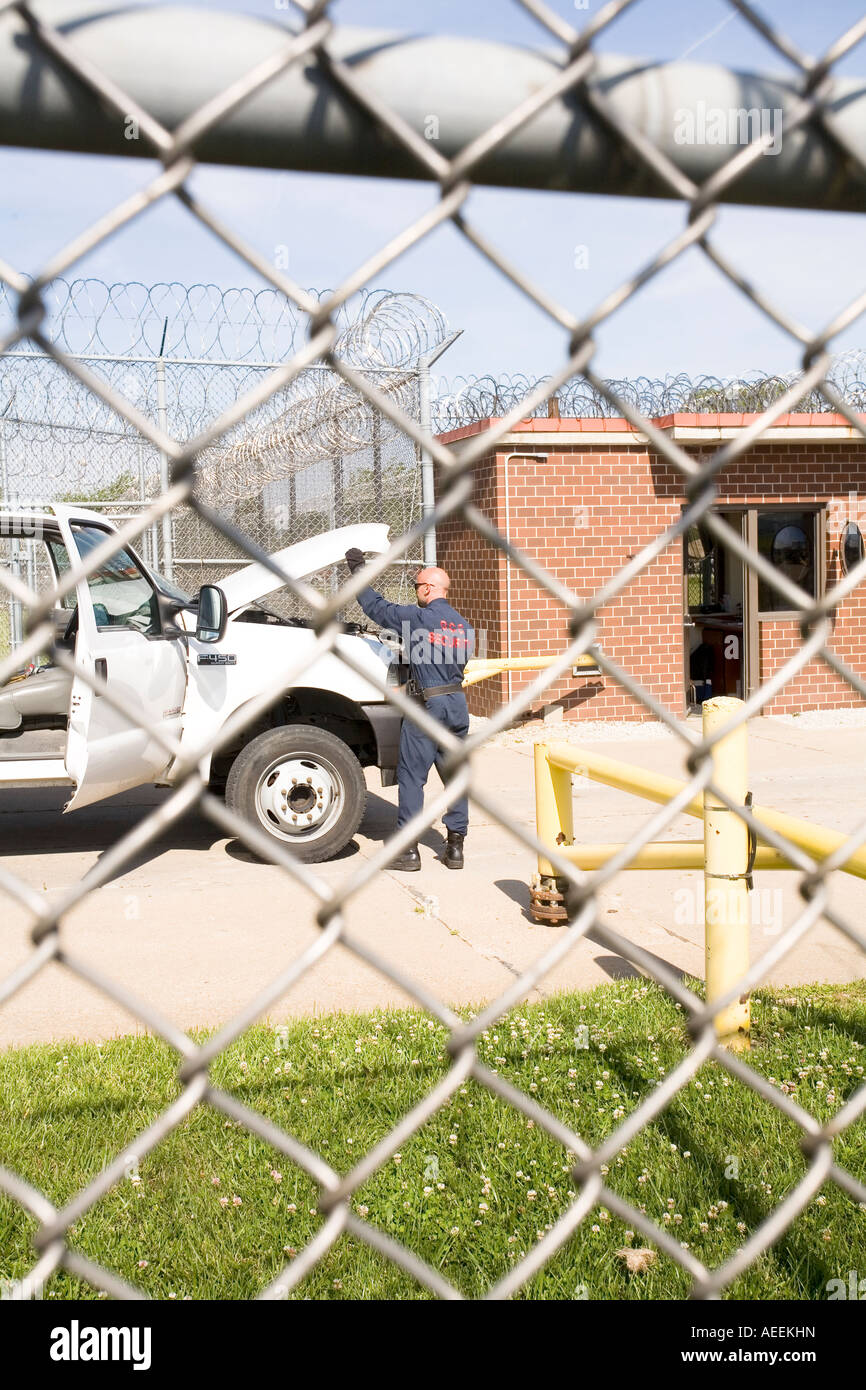Sicherheitspersonal Überprüfung Fahrzeug verlassen der Omaha Correctional Center Omaha Nebraska USA Stockfoto