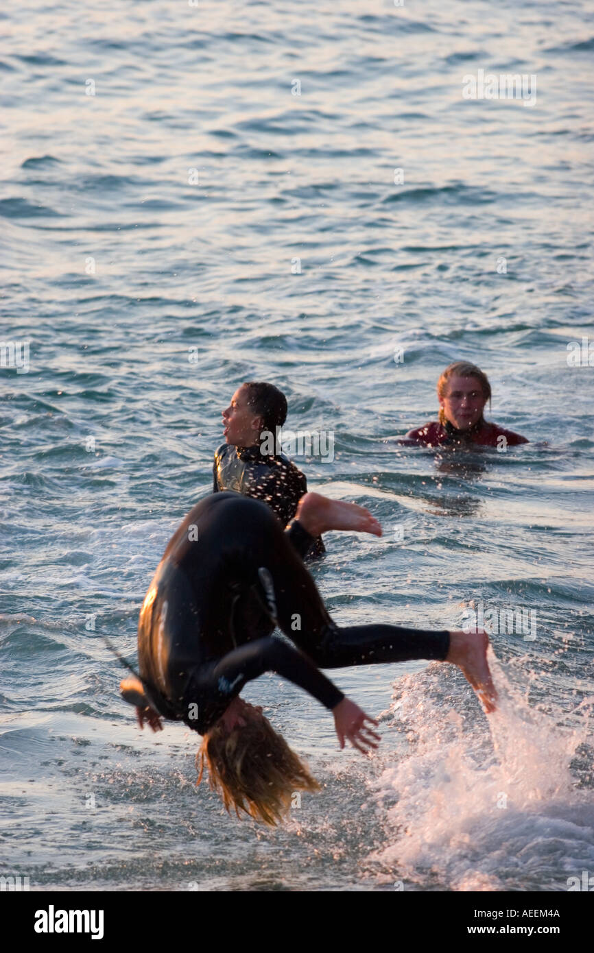 Jungen springen ins Meer St Ouens Jersey Channel Islands Stockfoto