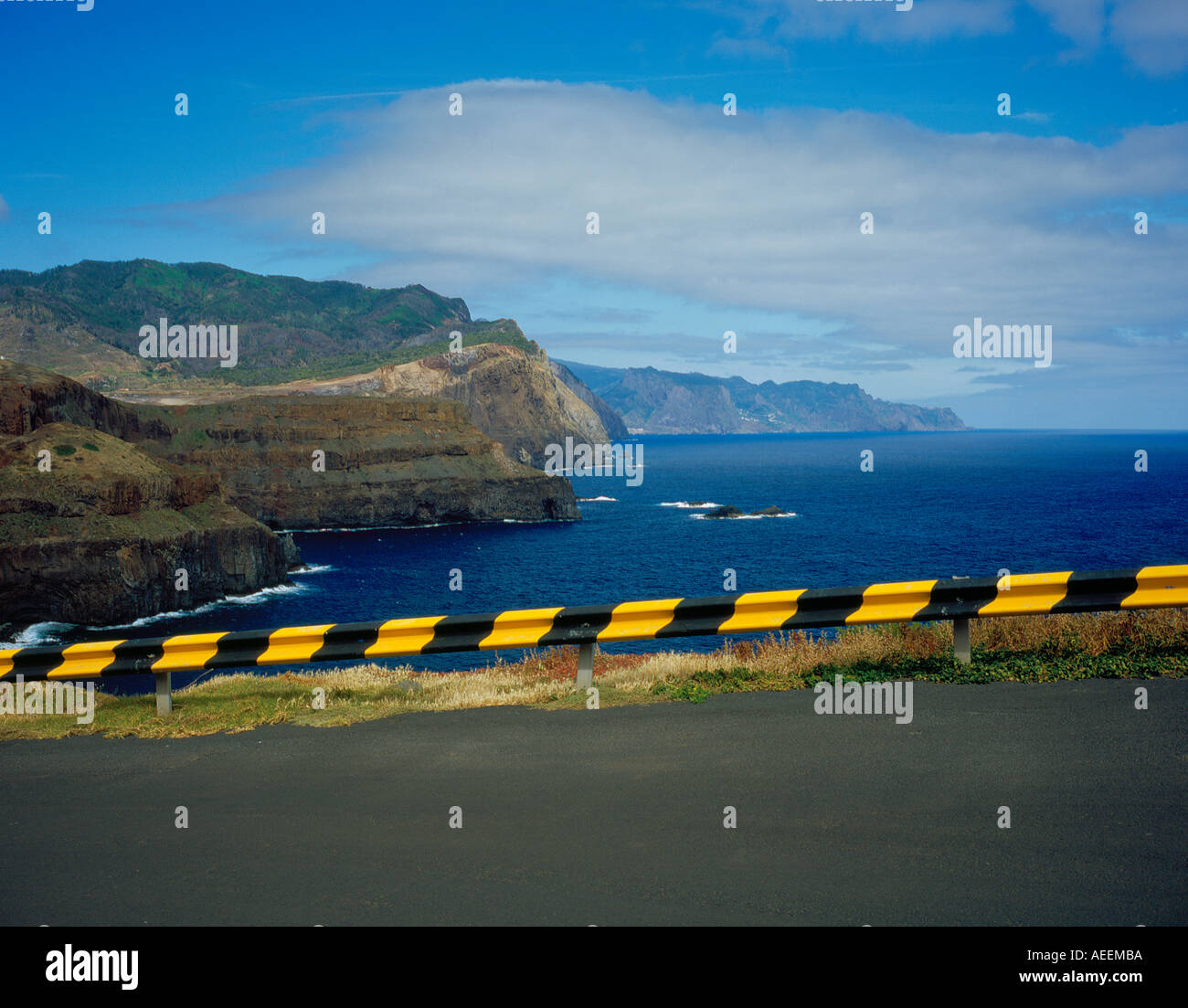 gelb und schwarz Leitplanke an der Straße am Ponta de Sao Lourenco Madeira Portugal Europa. Foto: Willy Matheisl Stockfoto