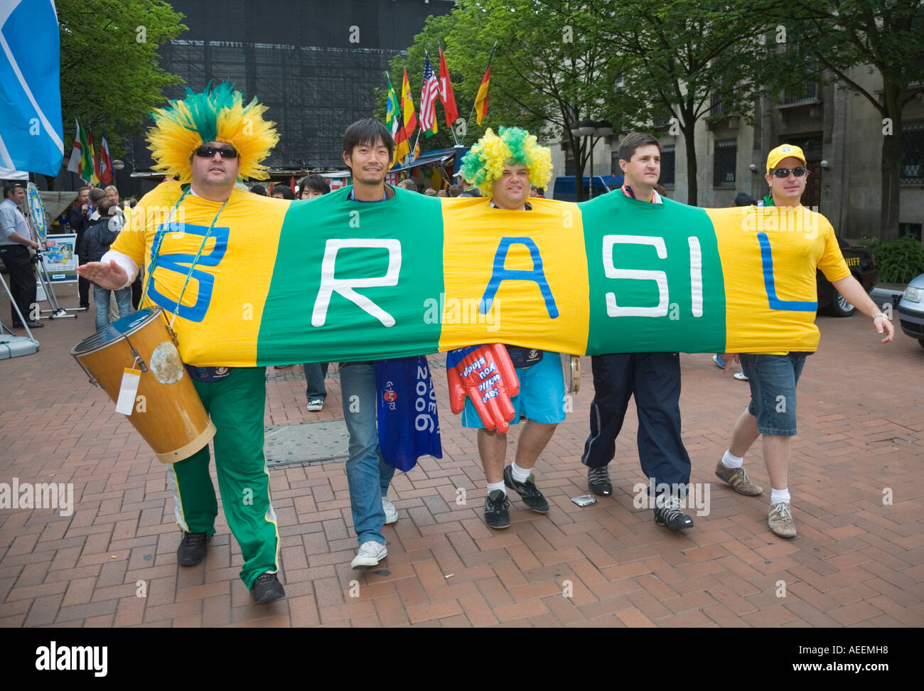 Fans der brasilianischen Fußball-Nationalmannschaft zu Fuß durch die Stadt Dortmund (Deutschland) Stockfoto