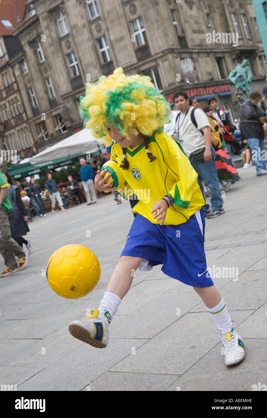 Ein junger weiblicher Fan der brasilianischen Fußball-Nationalmannschaft Jonglieren mit einem Ball in der Stadt Dortmund (Deutschland) Stockfoto