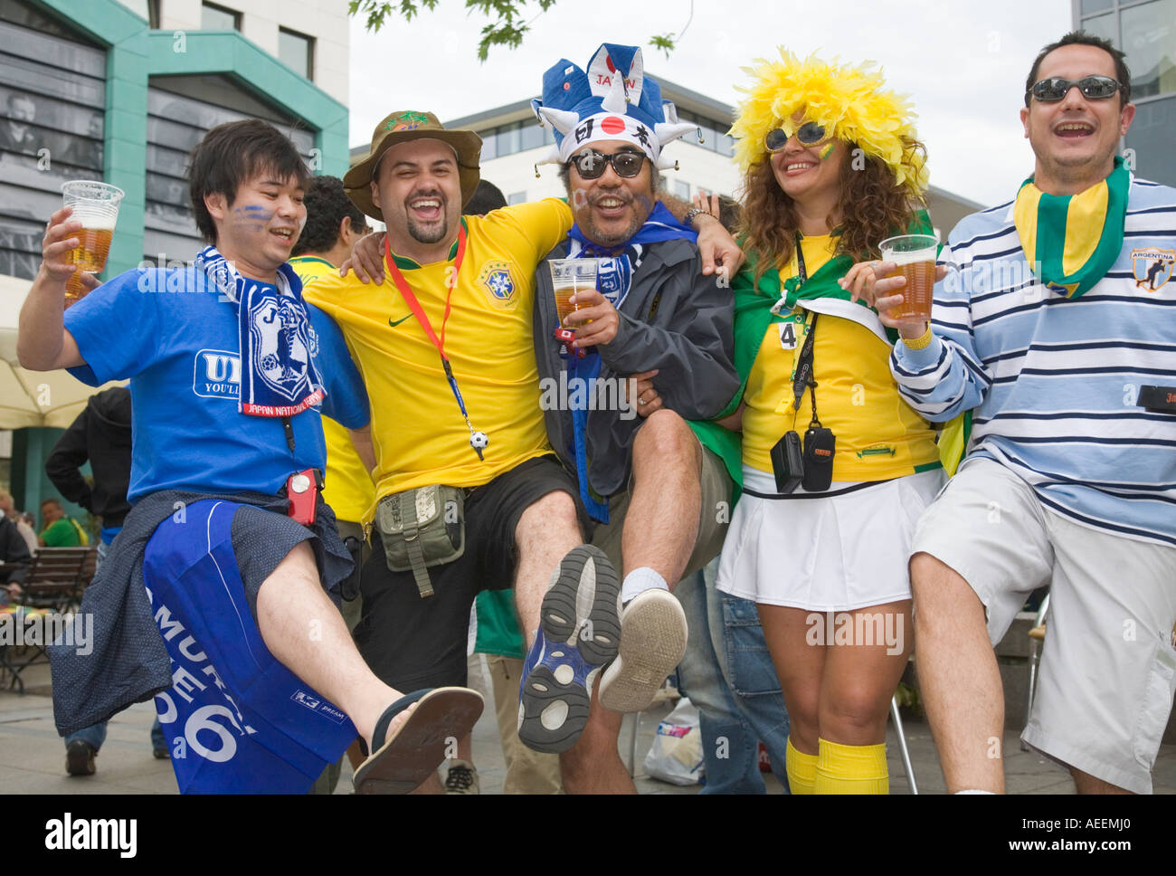 Fußball-Fans aus Japan, Brasilien und Argentinien Bier trinken und tanzen gemeinsam in gute Stimmung Stockfoto