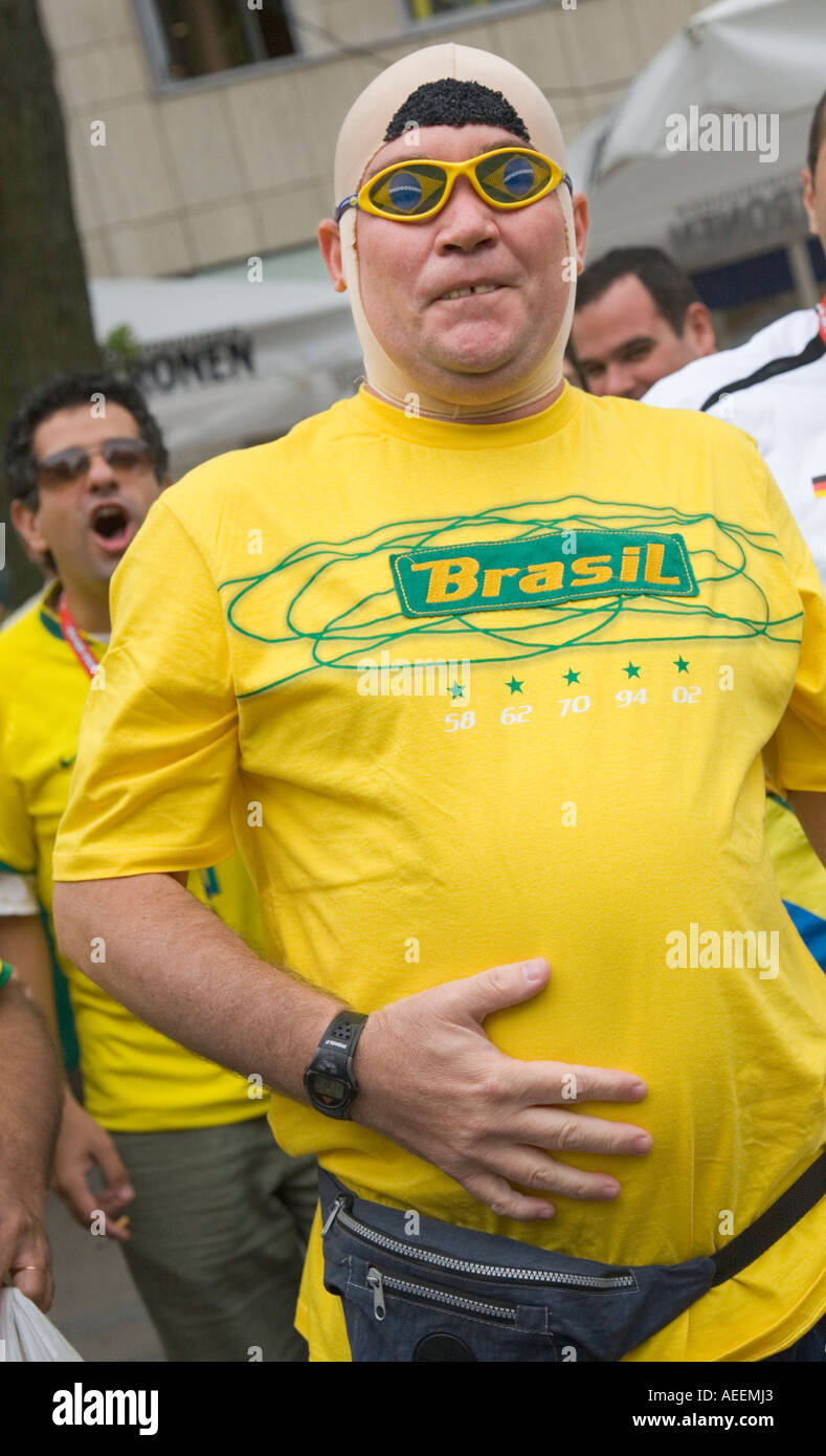 Ein Fan von den brasilianischen Fußball team imitieren Übergewicht Stürmer Ronaldo bei einem Fußball World Cup public-Viewing-event Stockfoto