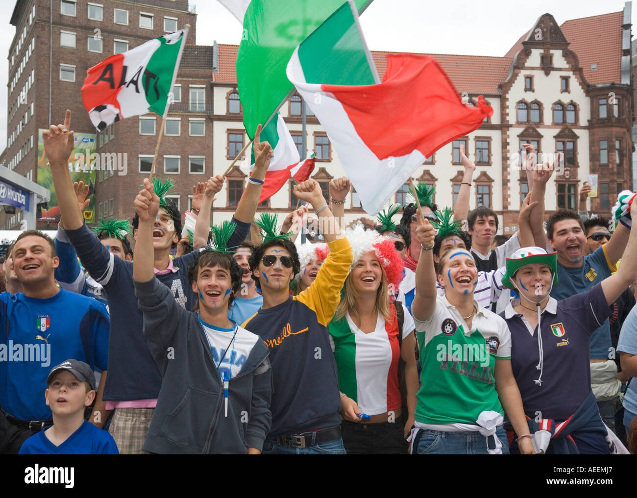 Italienische Fußball-Fans jubeln in gute Stimmung während der WM Spiel Italien gegen Tschechien (2:0) bei einem public-Viewing-event Stockfoto