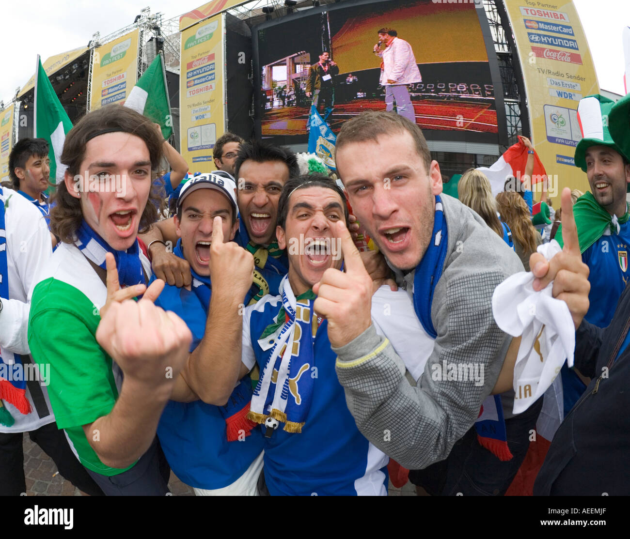 Italienische Fußball-Fans feiern den Sieg ihrer Mannschaft bei der WM Spiel Italien gegen Tschechien (2:0) Stockfoto