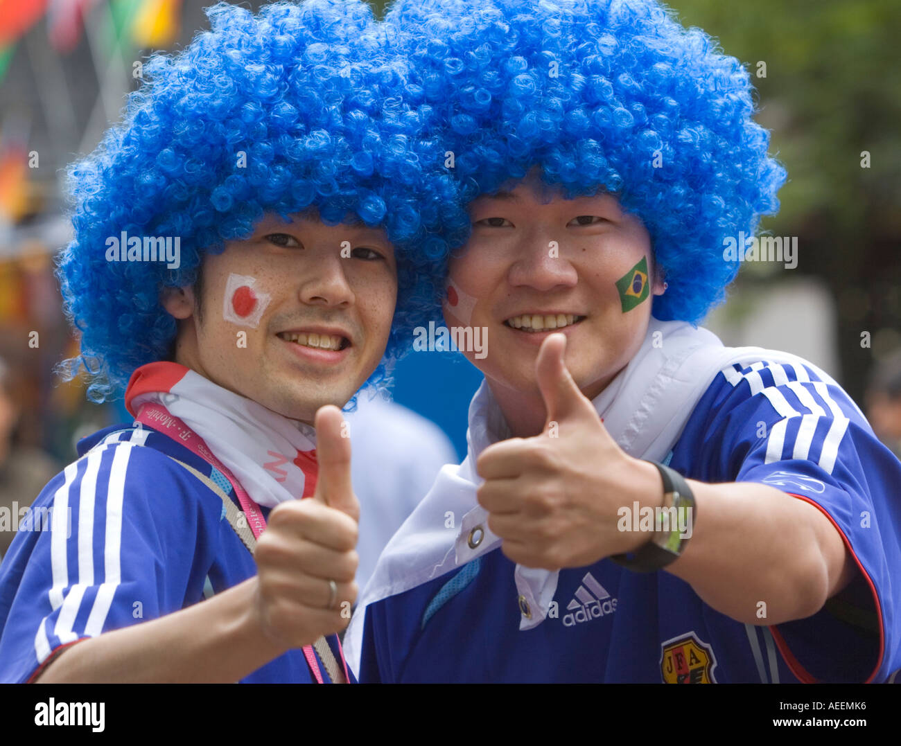 Zwei japanische Fußball-Fans tragen blaue Perücken Stockfoto
