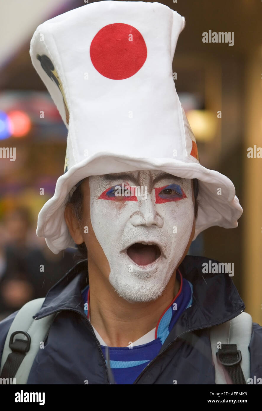 Ein japanischer Fußball-Fan mit Make-up und Hut in japanischen Nationalfarben Stockfoto