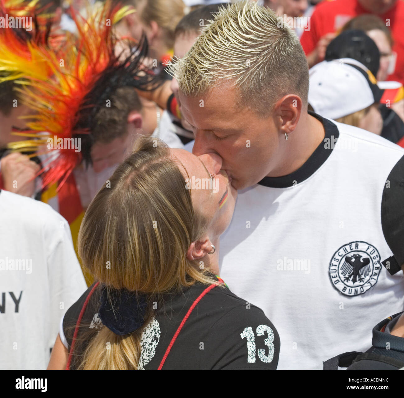 Zwei deutsche Fußballfans küssen auf ein Fußball WM public-Viewing-Veranstaltung in Dortmund Stockfoto