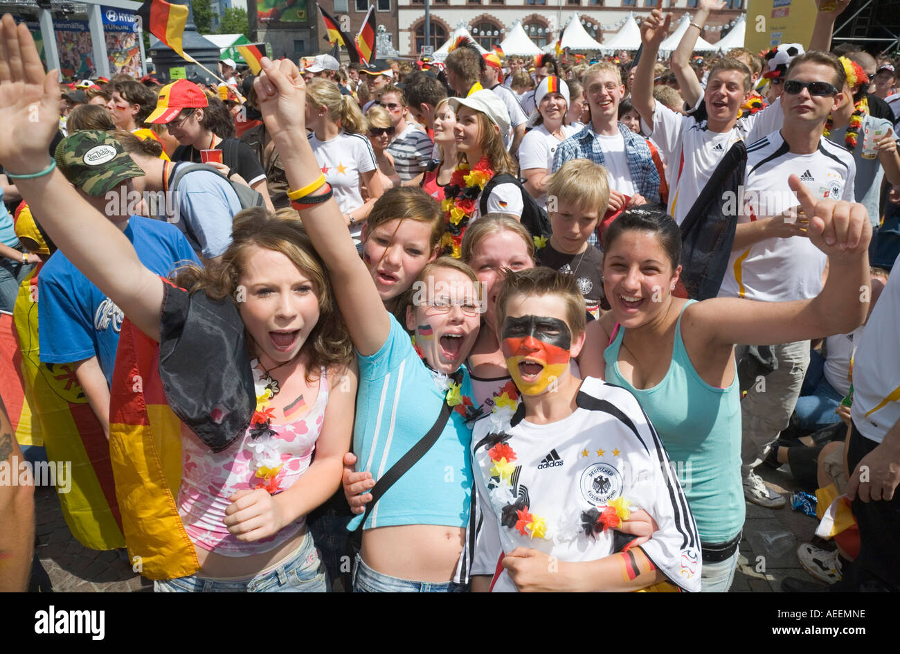 Deutsche Teenager jubeln in guter Stimmung auf ein Fußball-Welt-Cup-public-Viewing-Event in Dortmund Stockfoto