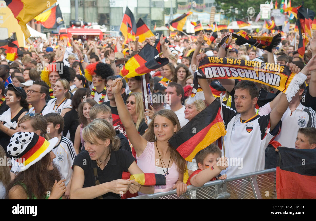 Deutsche Fußballfans in gute Stimmung während der WM Spiel Deutschland gegen Schweden (2:0) bei einer public-Viewing-Veranstaltung in Dortmund Stockfoto