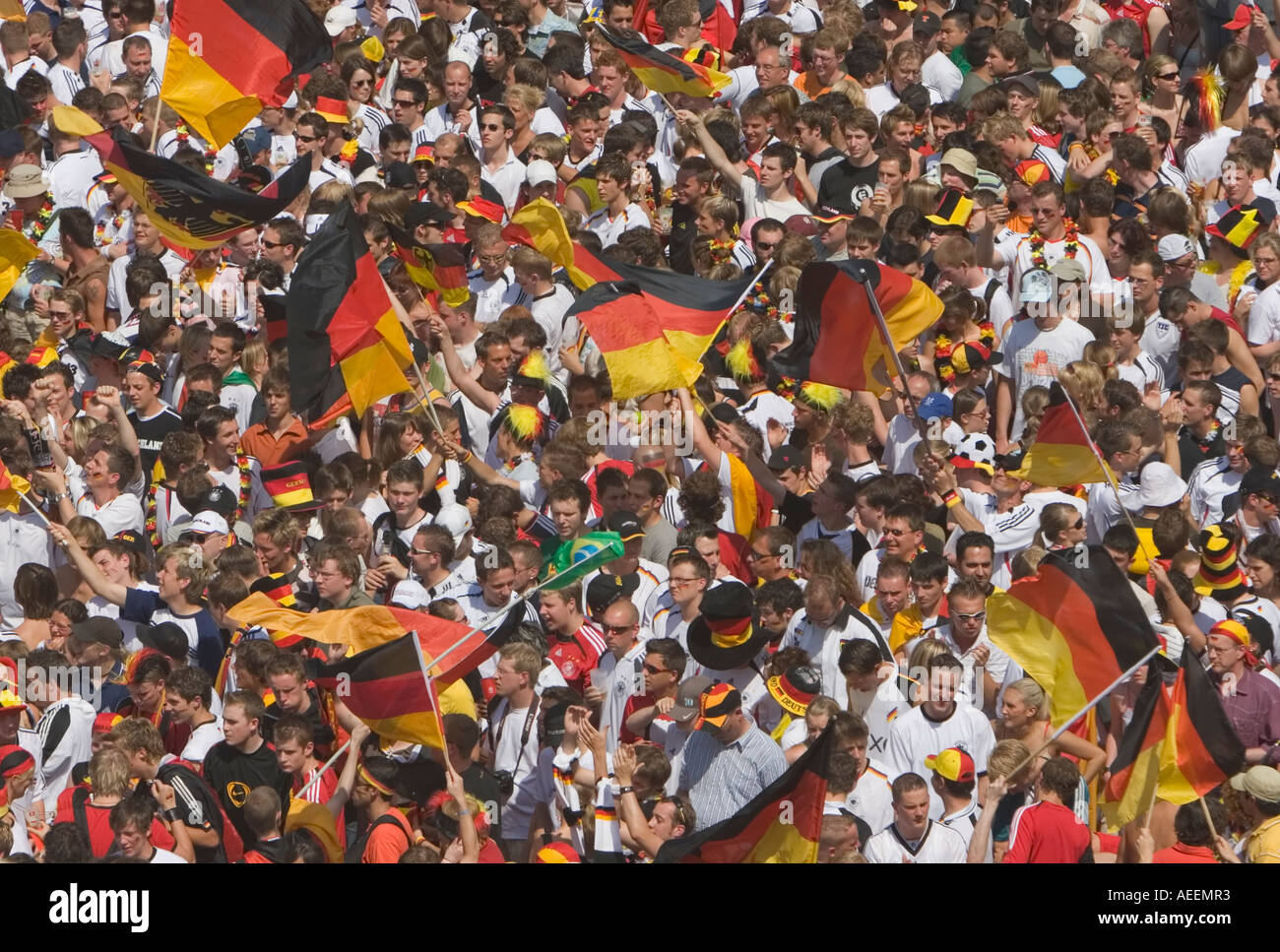 Tausende von Fußball-Fans sind bei einem public-Viewing-Event vor dem Dortmunder Rathaus versammelt. Stockfoto