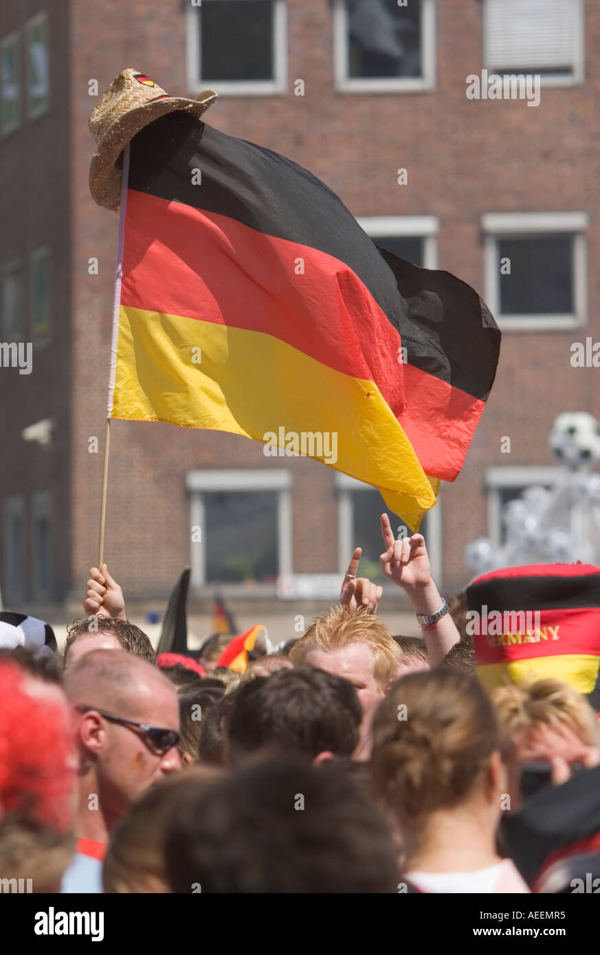 Eine deutsche Flagge mit einem Strohhut an der Spitze während der WM Spiel Deutschland gegen Schweden (2:0) bei einer public-Viewing-Veranstaltung in Dortmund Stockfoto