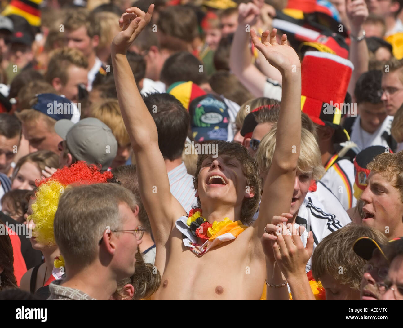 Ein deutscher Fußballfan in gute Stimmung während der WM match Deutschland gegen Schweden (2:0) bei einer public-Viewing-Veranstaltung in Dortmund Stockfoto