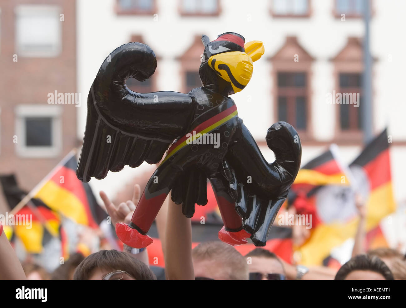 Deutsche Fußball-Fans einen aufblasbaren Adler während der WM hochhalten entsprechen Deutschland Vs Schweden (2:0) bei einem public-Viewing-event Stockfoto