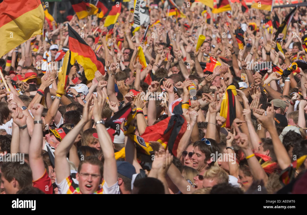Deutsche Fußball-Fans jubeln in gute Stimmung während der WM Spiel Deutschland vs. Schweden bei einer public-Viewing-Veranstaltung in Dortmund Stockfoto