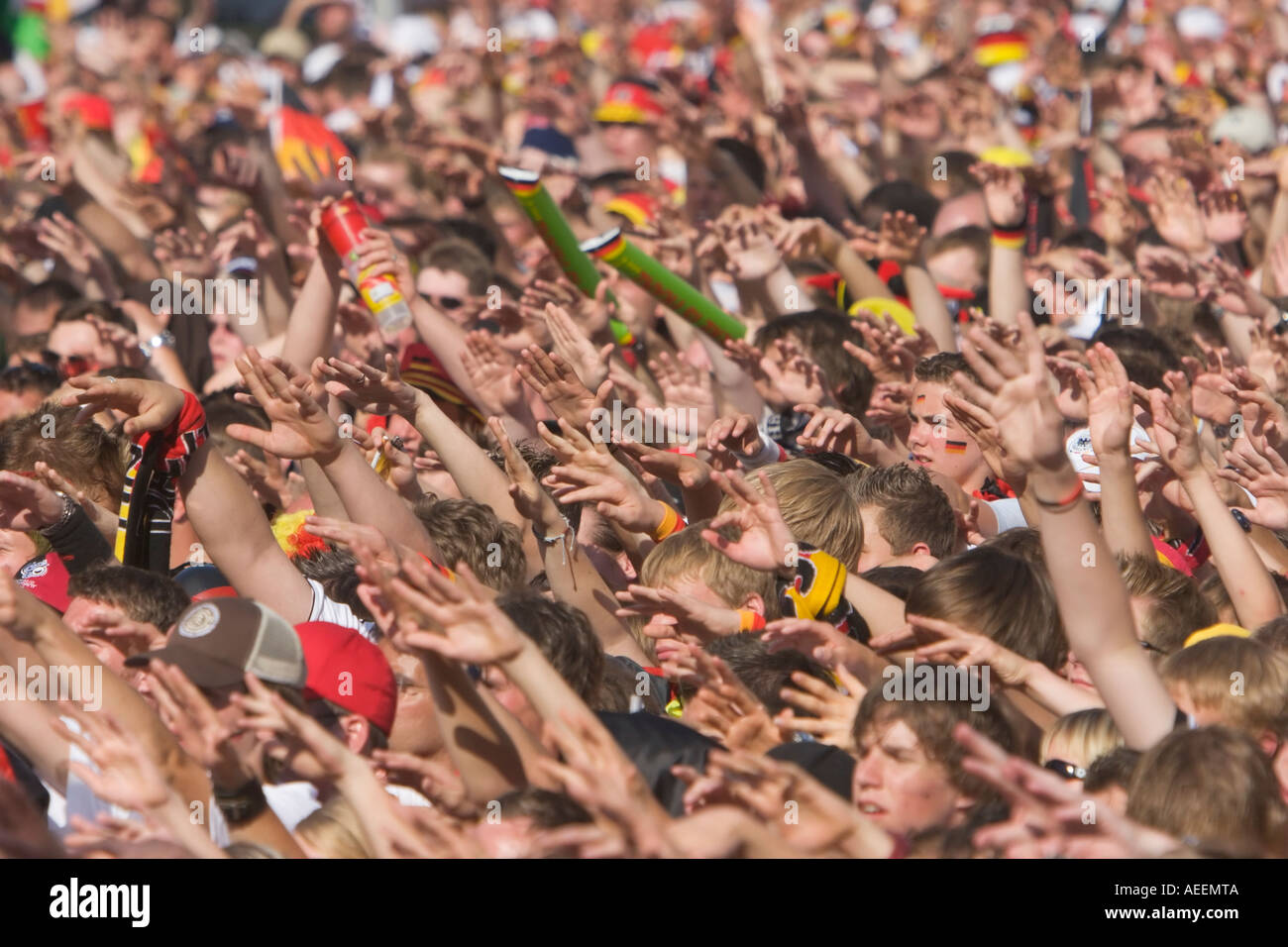 Deutsche Fußball-Fans jubeln in gute Stimmung während der WM Spiel Deutschland vs. Schweden bei einer public-Viewing-Veranstaltung in Dortmund Stockfoto