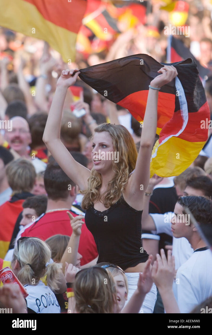 Deutsche Fußballfans in gute Stimmung während der WM Spiel Deutschland gegen Schweden (2:0) bei einer public-Viewing-Veranstaltung in Dortmund Stockfoto