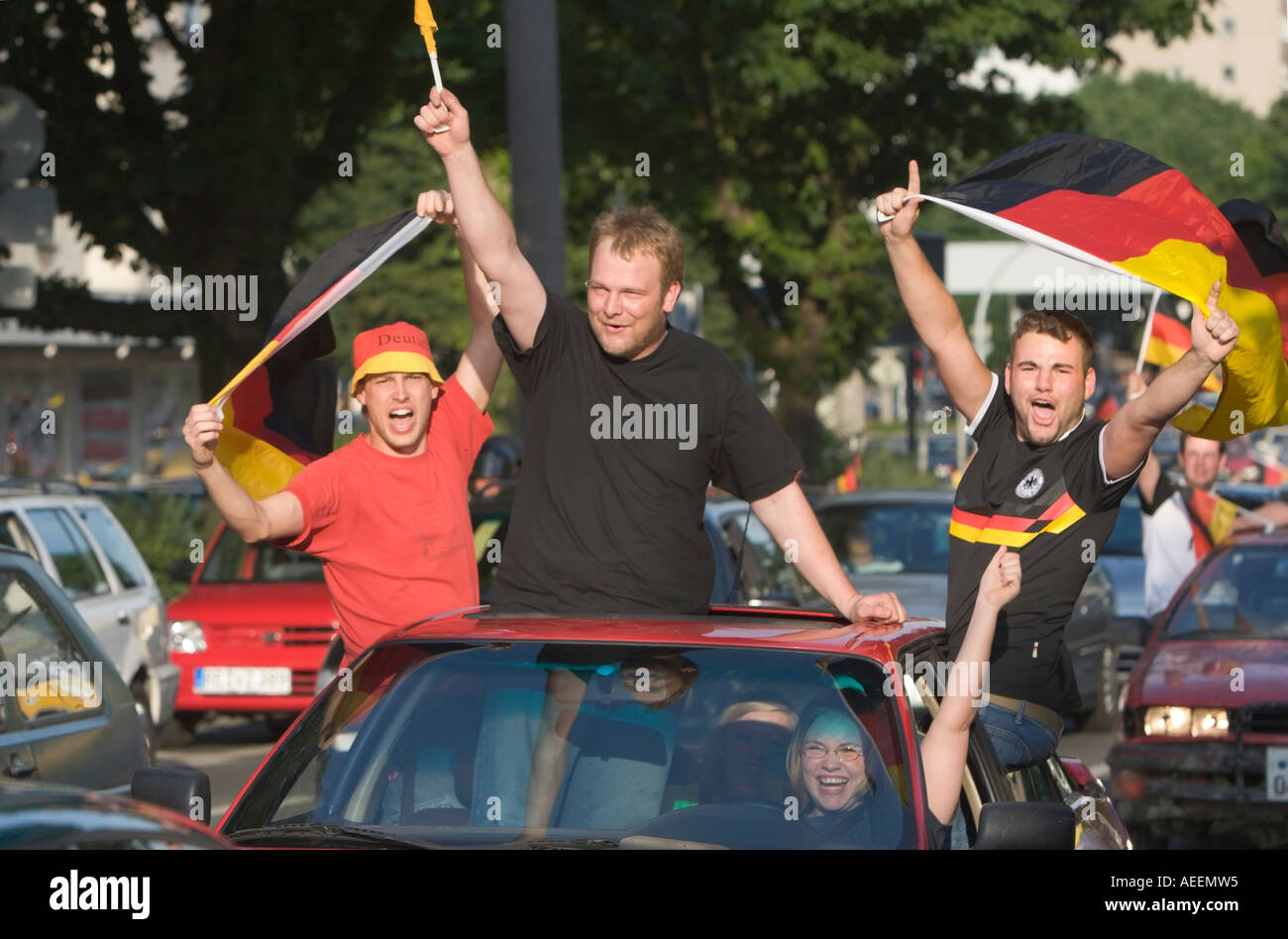 Deutsche Fußball-Fans, die Freude an einem Autokorso durch die Stadt Dortmund nach dem WM-Spiel Deutschland gegen Schweden (2:0) Stockfoto