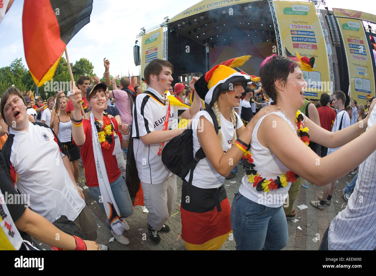 Deutsche Fußball-Fans tanzen Polonaise bei einer public-Viewing-Veranstaltung in Dortmund Stockfoto