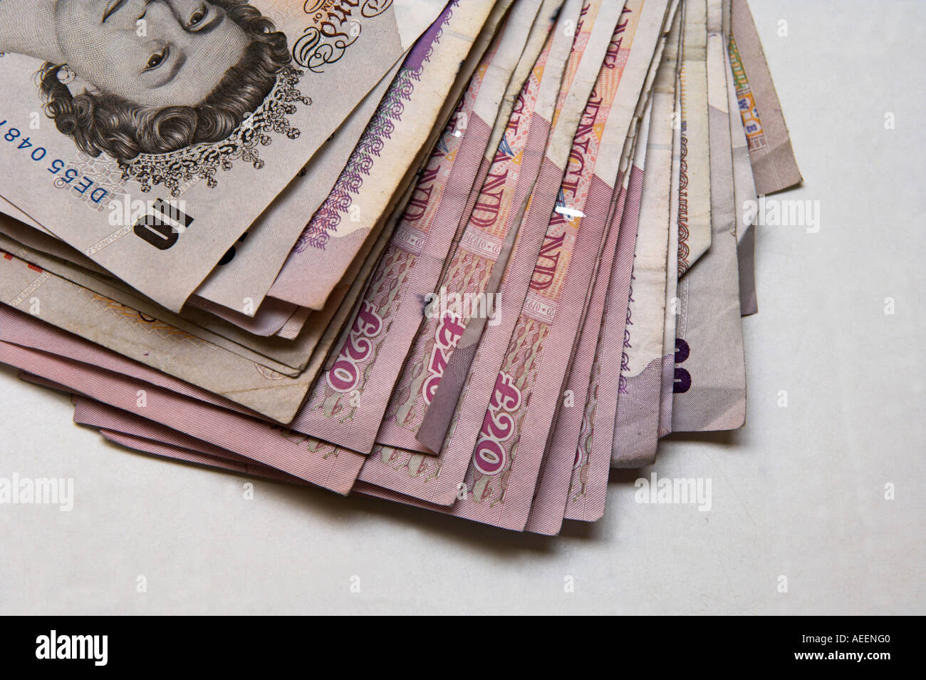 Stapel von verwendet britische Banknoten gemischte Konfessionen Stockfoto