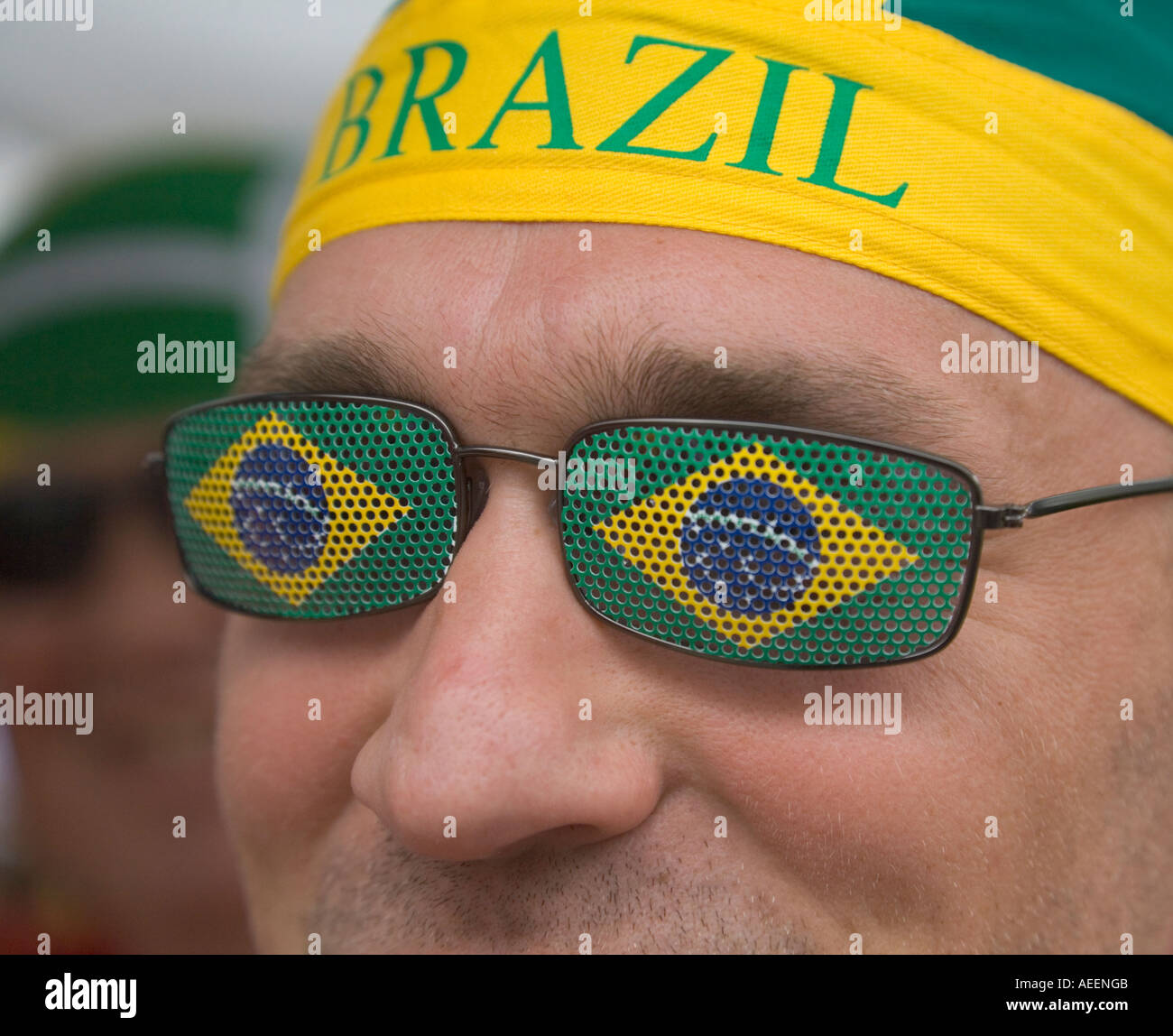 Brasilianische Fußball-Fan tragen sehr übereinstimmen Spezialgläser vor der WM Brasilien vs. Ghana Stockfoto