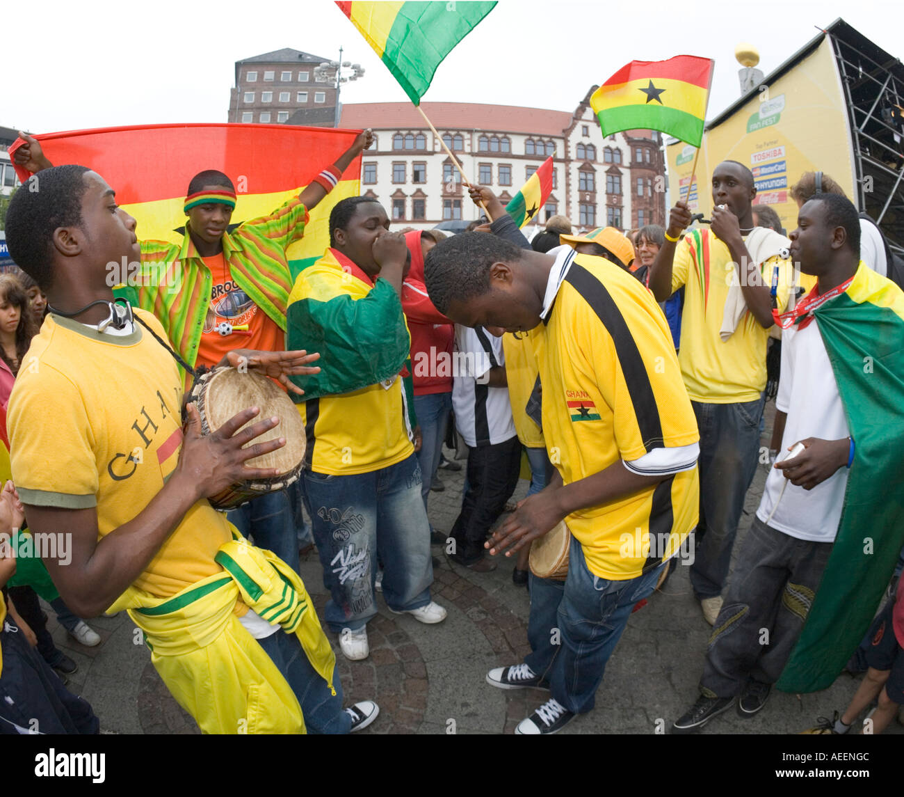 Ghanaischen Fußball-Fans, die das Musizieren auf einem public-Viewing-Event vor der WM Spiel Brasilien vs. Ghana Stockfoto