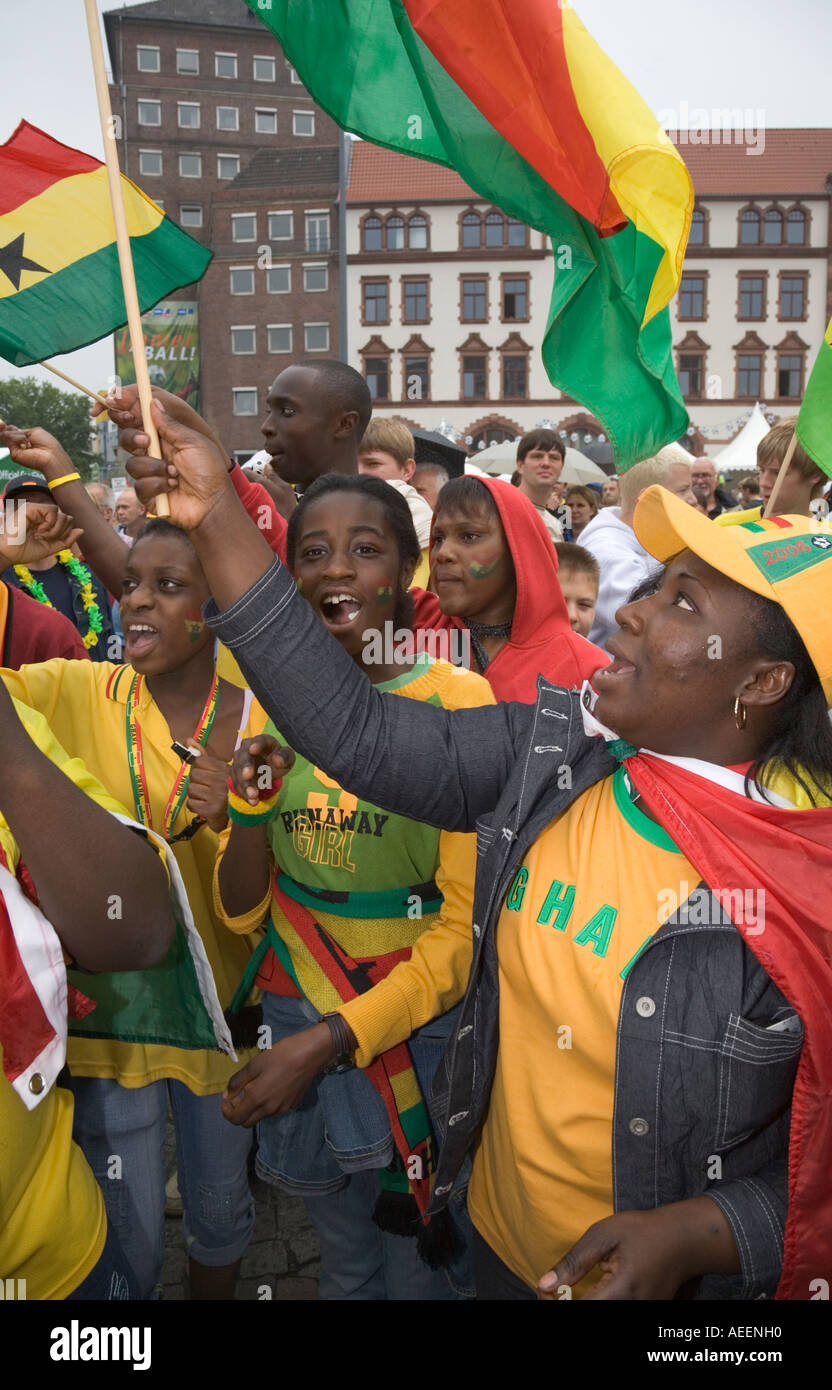 Ghanaischen Fußball-Fans in gute Laune vor der WM Spiel Brasilien Vs Ghana (3:0) bei einer public-Viewing-Veranstaltung in Dortmund Stockfoto
