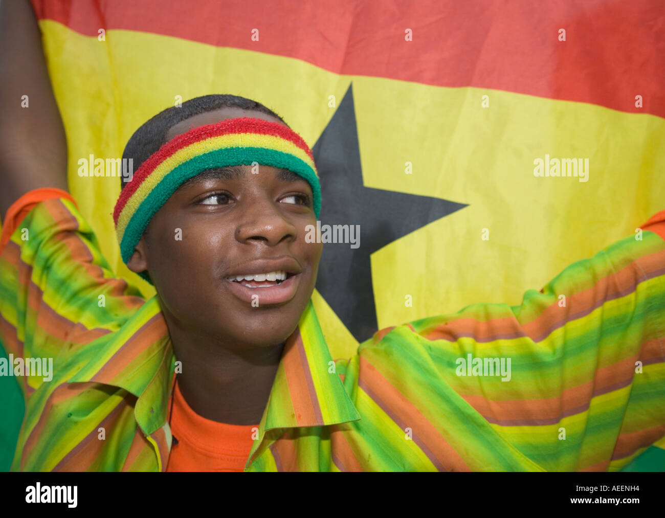 Ghanaischen Fußball-Fan in guter Stimmung mit seiner Flagge vor der WM Spiel Brasilien Vs Ghana (3:0) bei einem public-Viewing-event Stockfoto