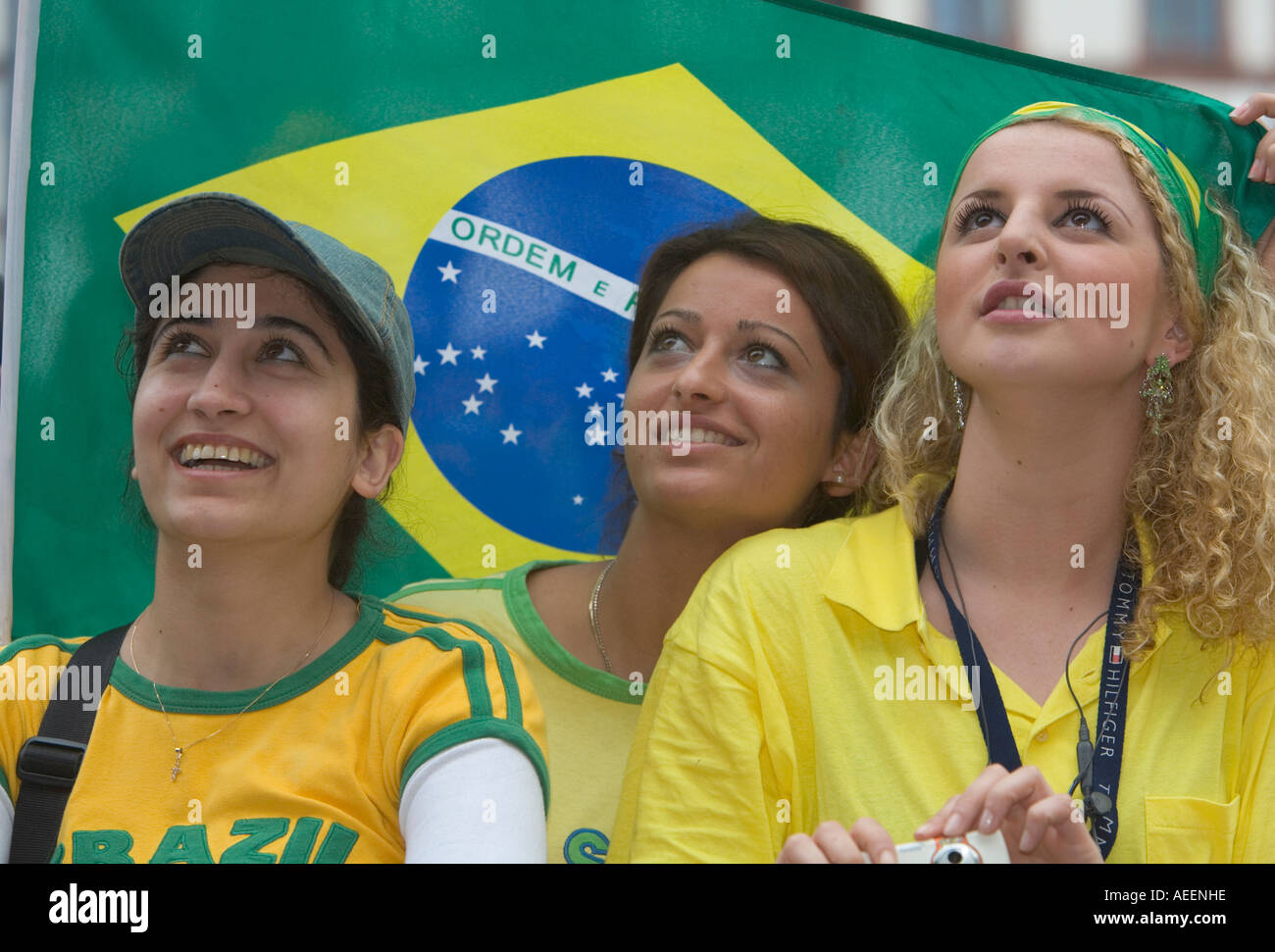 Drei weiblichen brasilianischen Fußball-Fans Anzeigen der WM Spiel Brasilien Vs Ghana (3:0) bei einer public-Viewing-Veranstaltung in Dortmund Stockfoto