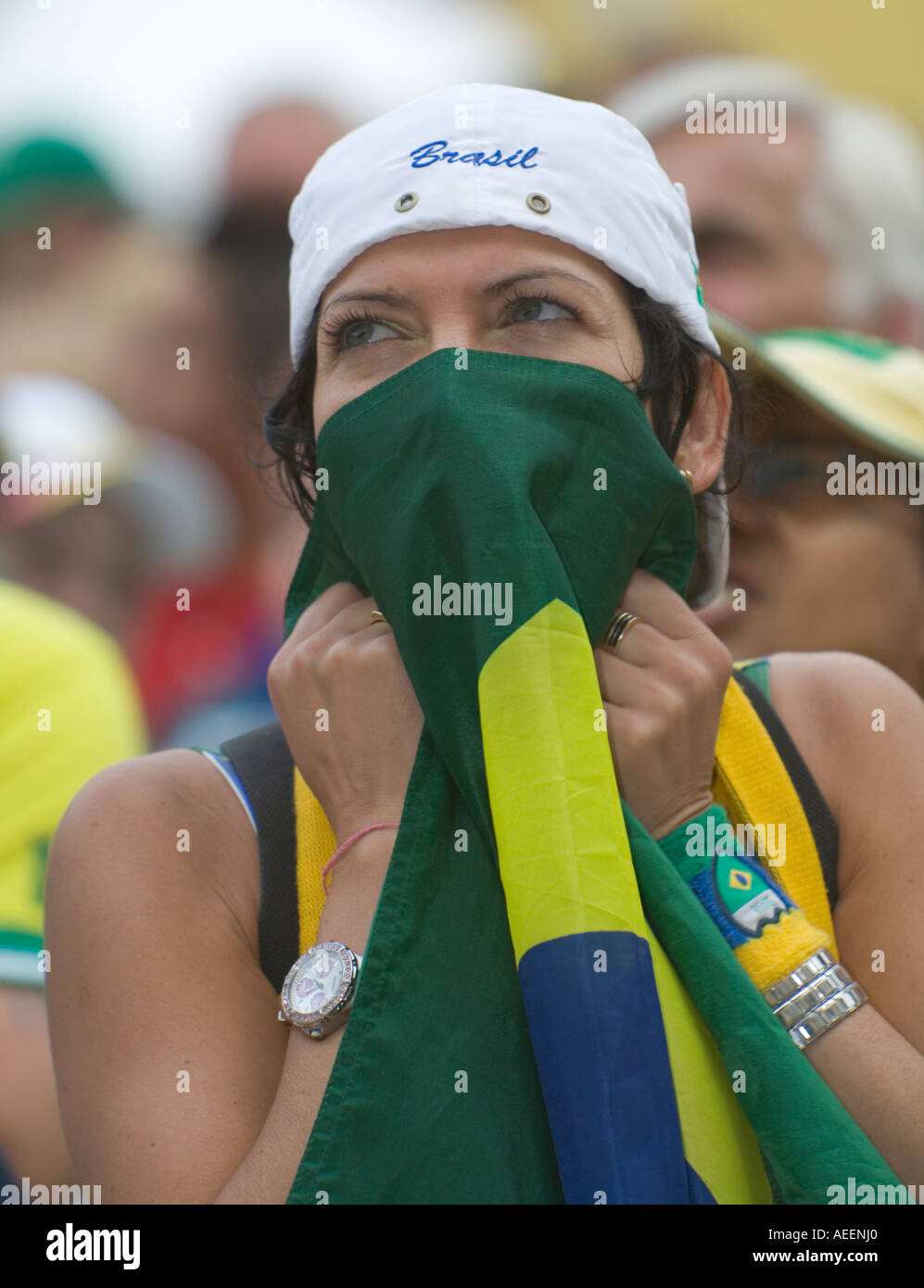 Für ihr Gesicht mit ihrer Fahne beim Betrachten der WM besorgt weibliche brasilianische Fußball-Fan Spiel Brasilien vs. Ghana Stockfoto