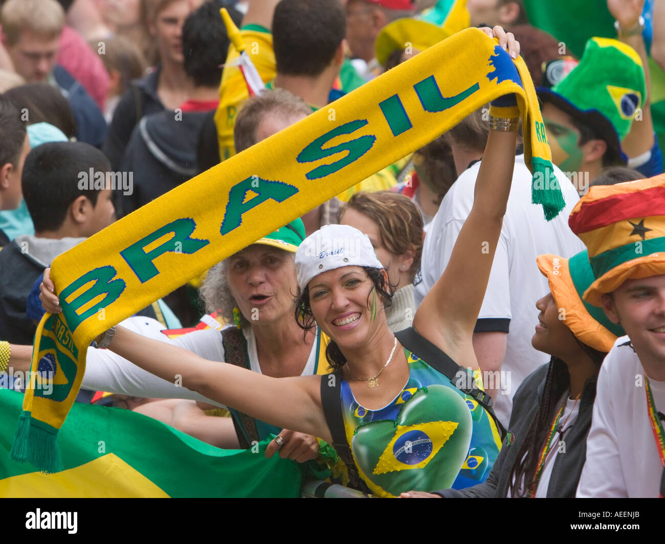 Brasilianischen Fußball-Fans in guter Stimmung bei einem public-Viewing-Event vor die WM-Spiel Brasilien gegen Ghana (3:0) in Dortmund Stockfoto