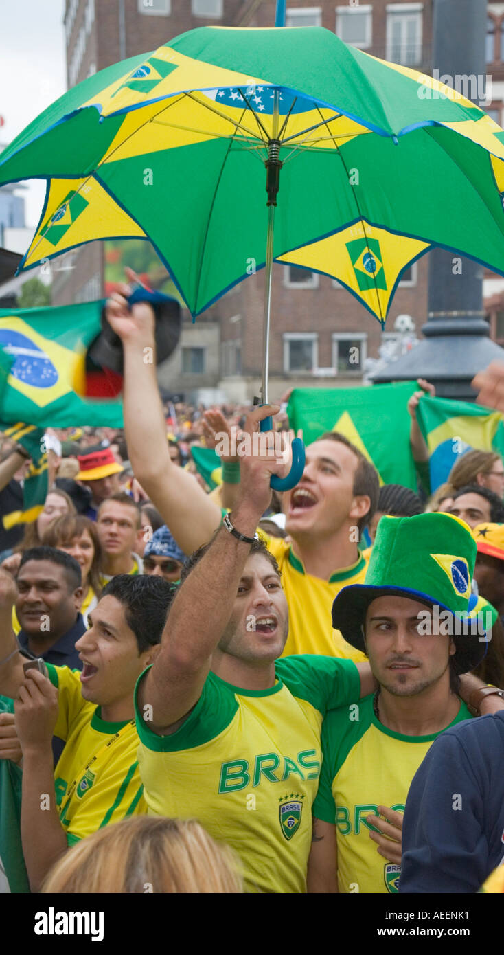 Betrachtet man die WM Spiel Brasilien Vs Ghana (3:0) bei einer public-Viewing-Veranstaltung in Dortmund im deutschen Regen brasilianischen Fußball-fans Stockfoto