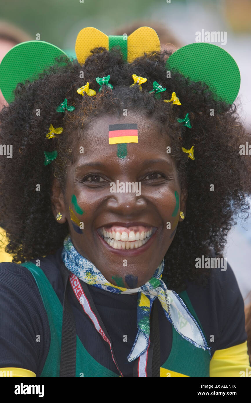 Weibliche brasilianische Fußball-Fan mit einer deutschen Flagge auf der Stirn, Jubel während der Fußball-WM-Spiel Brasilien Vs Ghana Stockfoto