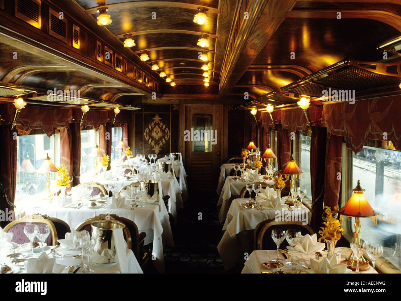 Speisewagen im östlichen & Oriental Express Zug von Bangkok nach
