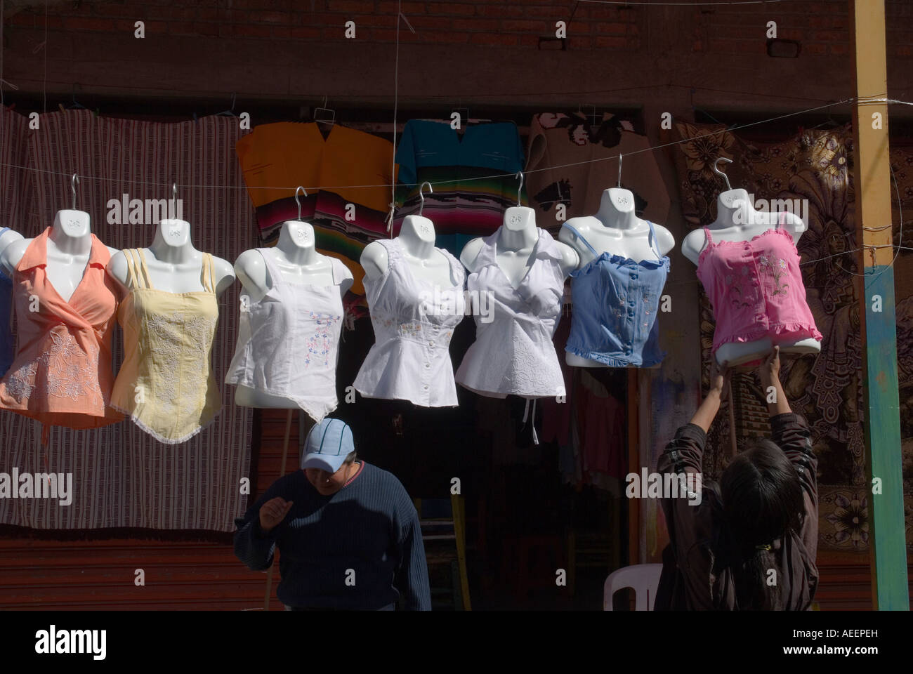 Oberkörper kopflose Schaufensterpuppen mit Frauen s Blusen zum Verkauf in Xochimilco Viertel von Mexiko-Stadt Stockfoto
