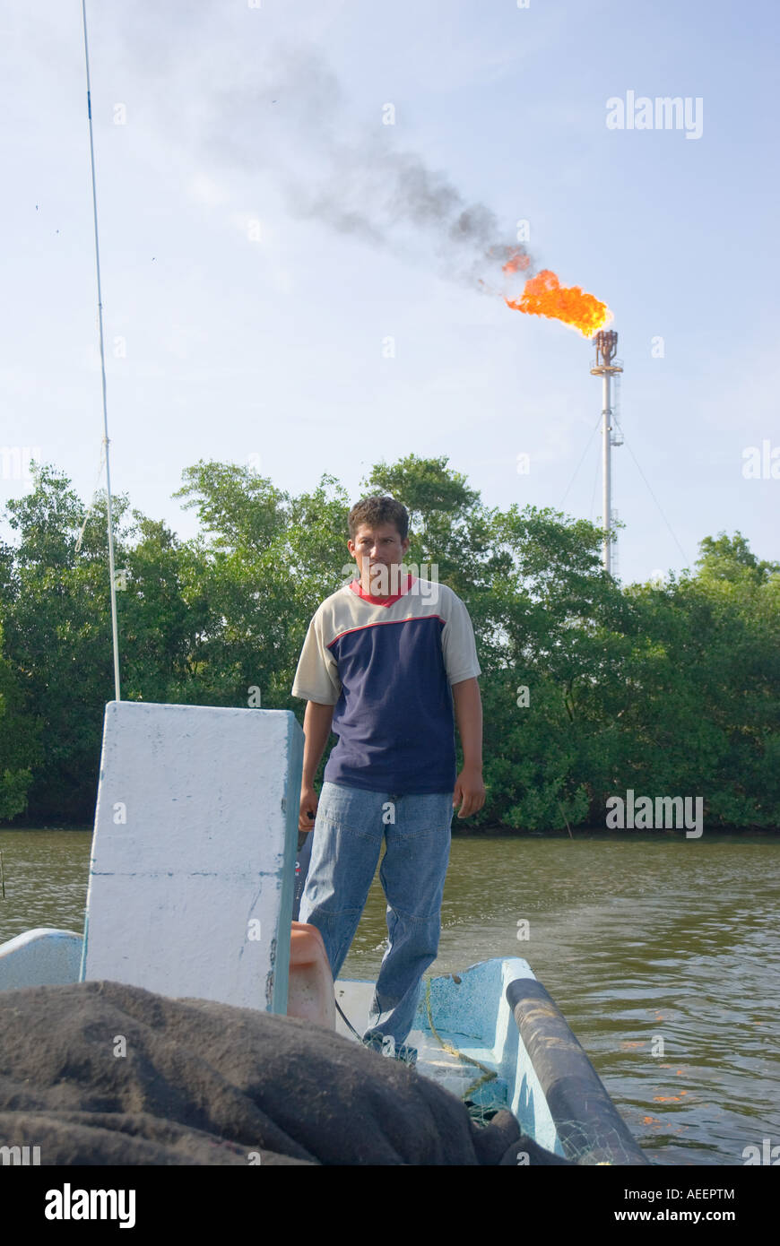 Ein Fischer aus Colonia Nuevo Turno Largo Merlin Gonzalez 30 funktioniert eine Lagune neben PEMEX s Dos Bocas Erdöl Export facility Stockfoto