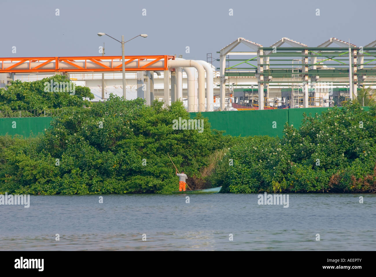 Ein einsamer Fischer in einem Einbaum-Kanu vor Pemex s Dos Bocas Erdöl exportieren Komplex Stockfoto