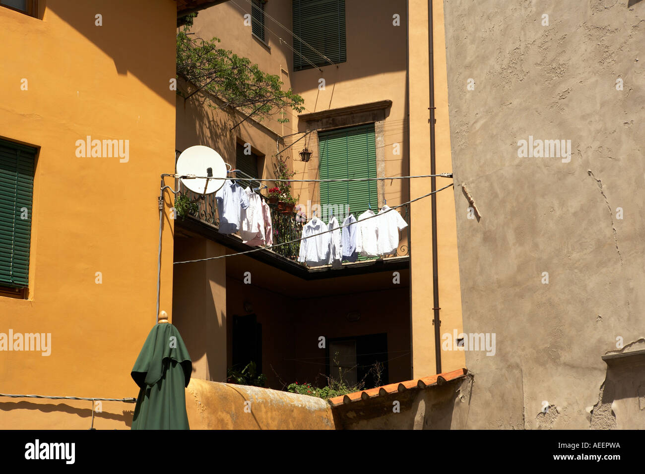 Hemden hängen eine Wäscheleine in einer Wohnung in Lucca Toskana Italien 17. Mai 2006 Stockfoto