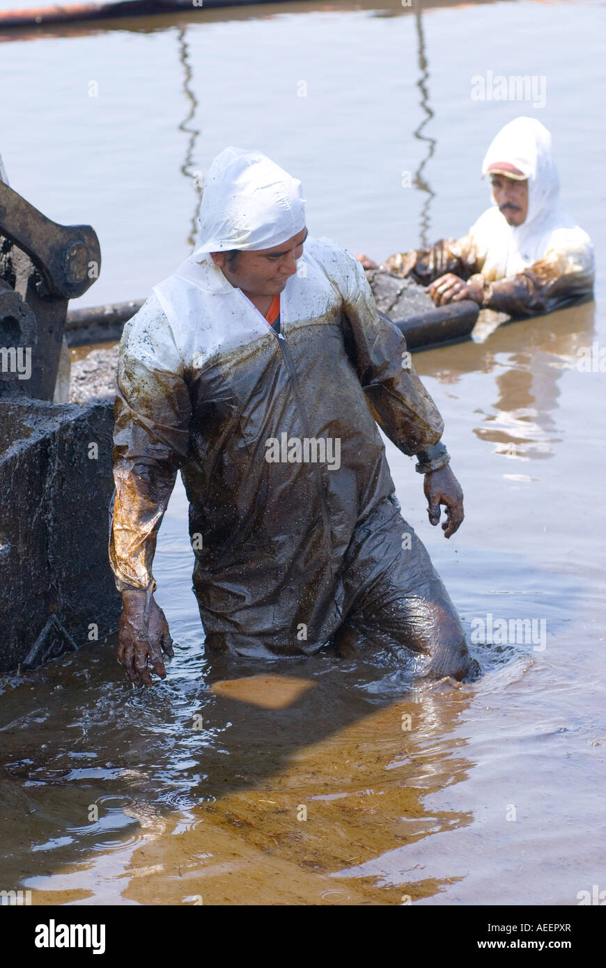 PEMEX Leiharbeiter versuchen, Land an der Stelle von einem Crude Oil Spill im Feld Cinco Presidentes, Tabasco, Mexiko zurückzufordern Stockfoto