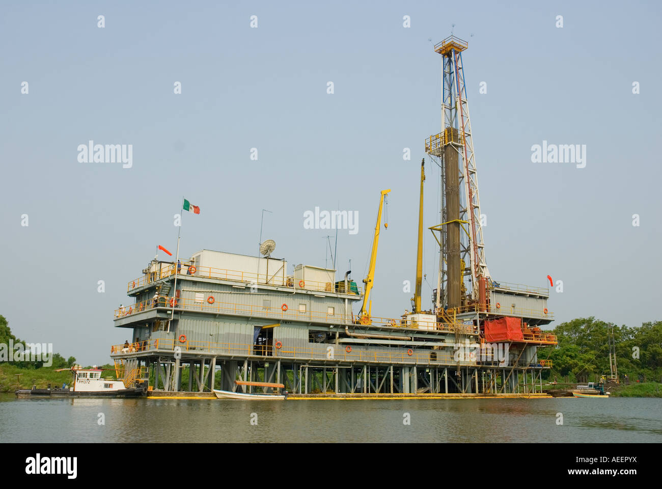 Ein Bohrgerät im Auftrag von PEMEX auf den Narvaez Kanal innerhalb der Grenzen des Biosphärenreservats Centla Stockfoto