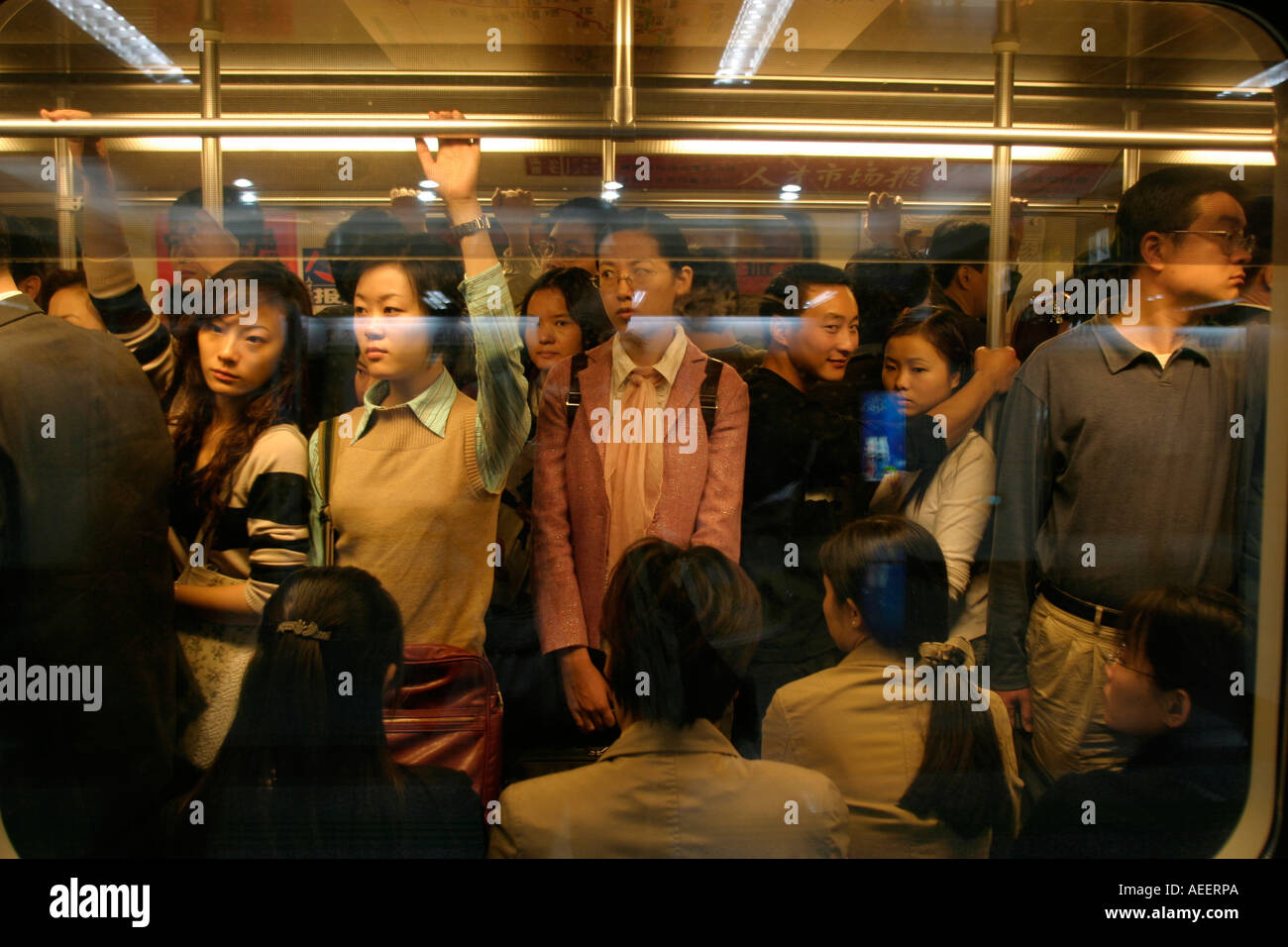 Shanghai China The Shanghai Metro System ist modern und rasche und überfüllten Blick in beschäftigt Beförderung vom Bahnsteig Stockfoto