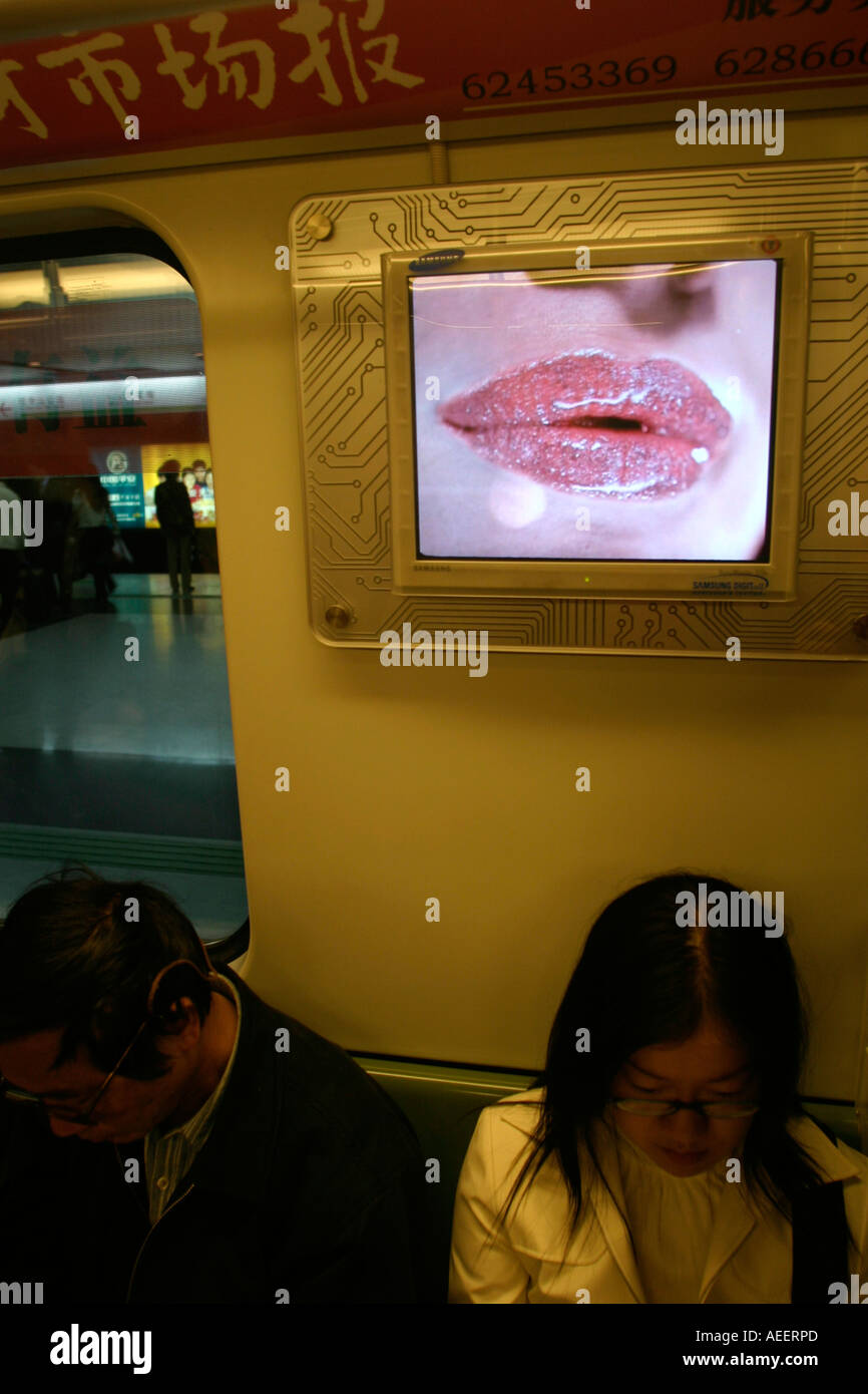 Moderne Werbung auf der Shanghai Metro verwenden video Lichtwerbung auf einem Flachbildschirm wie hier mit einem Lippenstift-Anzeige Stockfoto