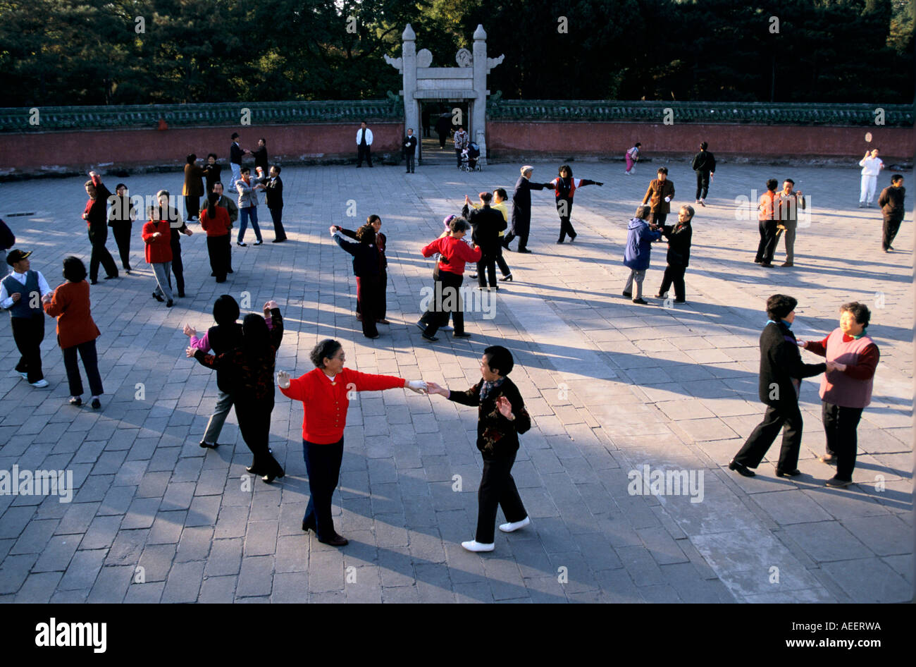 Peking-China - Gesellschaftstanz in den frühen Morgenstunden im Ritan Park vor der Arbeit. Stockfoto