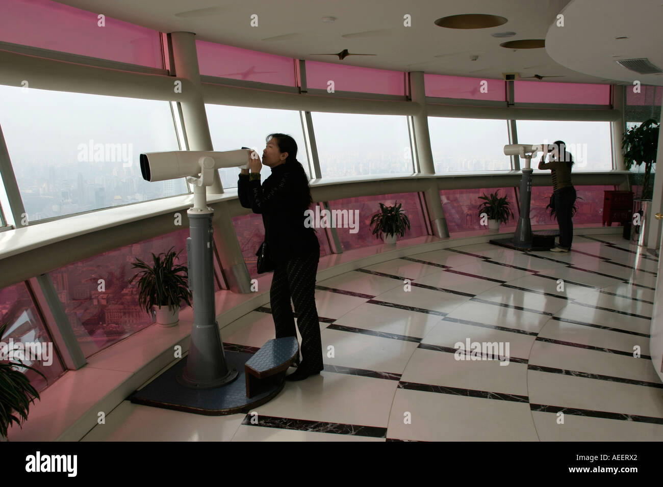 Blick durch Teleskope auf der Aussichtsplattform des Oriental Pearl Tower Pudong Shanghai Shanghai-China-Frauen Stockfoto